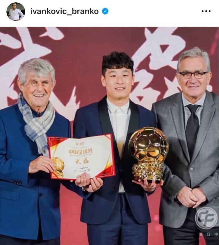 出席中國金球獎頒獎儀式，伊萬(wàn)曬與武磊、米盧同框照片