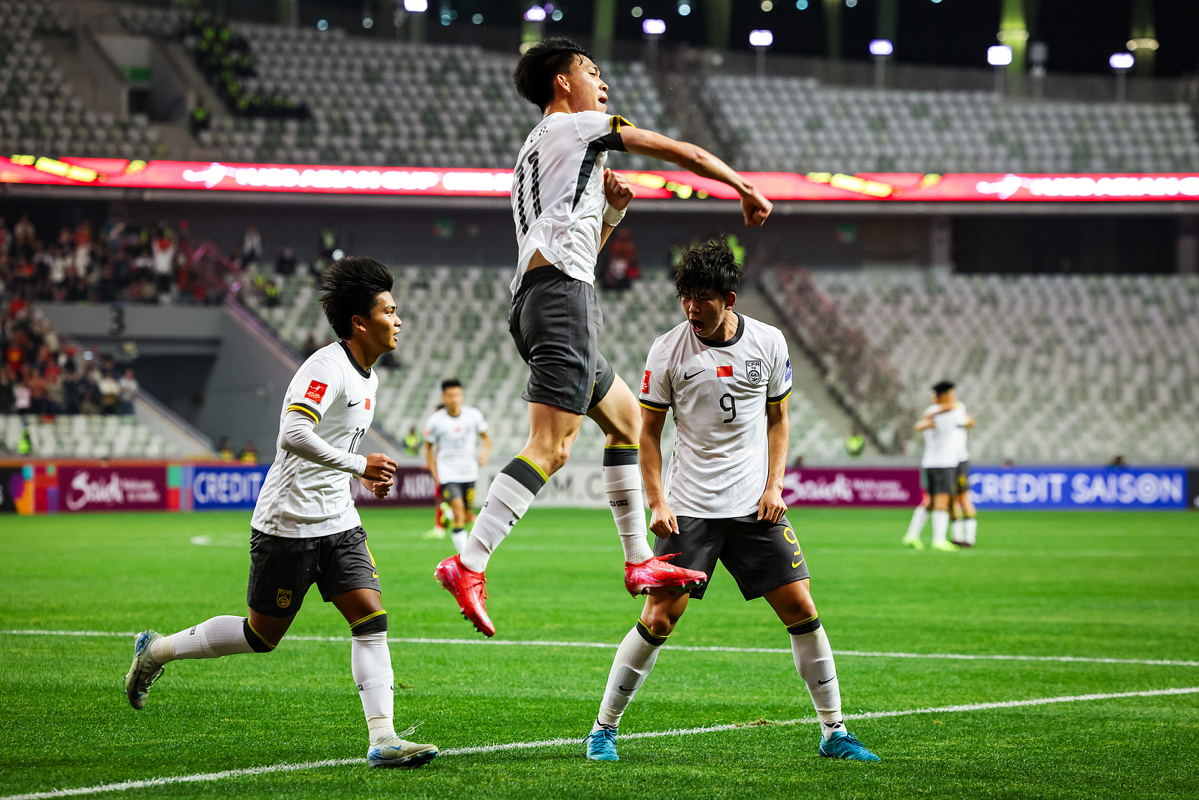  全面壓制！國青半場(chǎng)控球率高達7成，射門(mén)比9-3，造對方3張黃牌