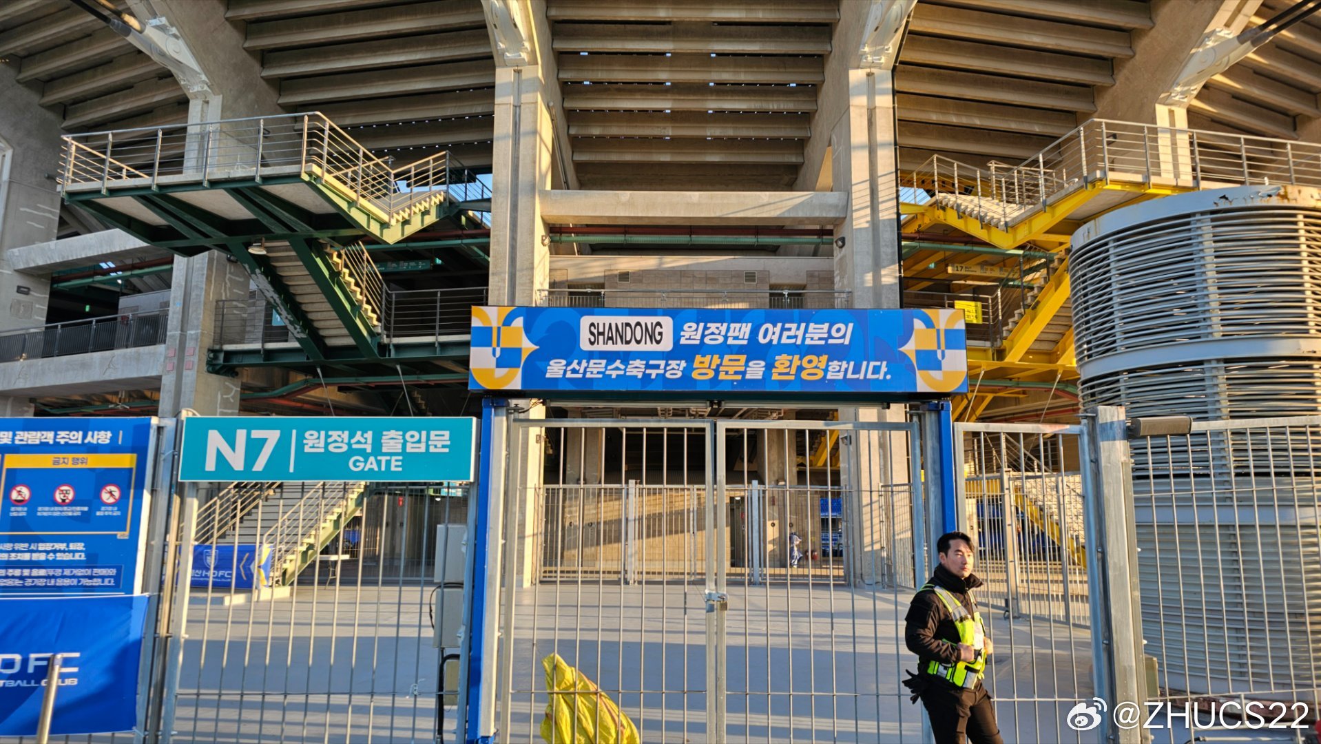  博主：蔚山現場(chǎng)工作人員、轉播車(chē)、安保在準備撤場(chǎng)，場(chǎng)外一片安靜