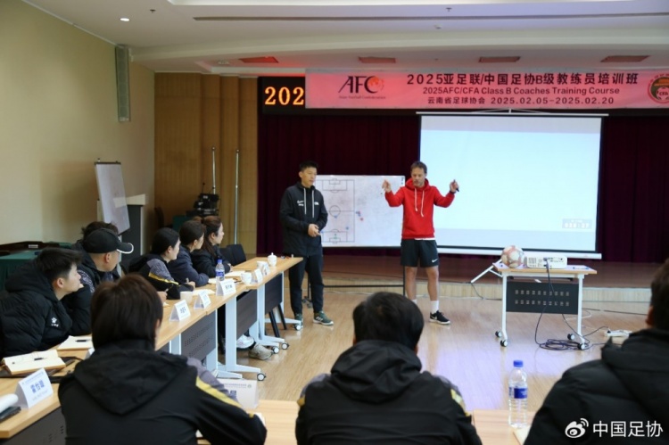  足協(xié)組織亞足聯(lián)B級教練培訓班，采用新課件要求教練自主解決問(wèn)題