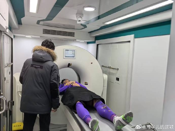  補時(shí)階段頭部被撞，天津記者：目前謝維軍正在醫院接受檢查