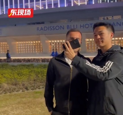  塞爾吉尼奧現身上海八萬(wàn)人體育場(chǎng)，并與球迷親切打招呼合影