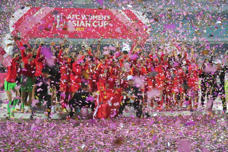  中國女足亞洲杯奪冠三周年！決賽3-2逆轉韓國，時(shí)隔16年再登頂