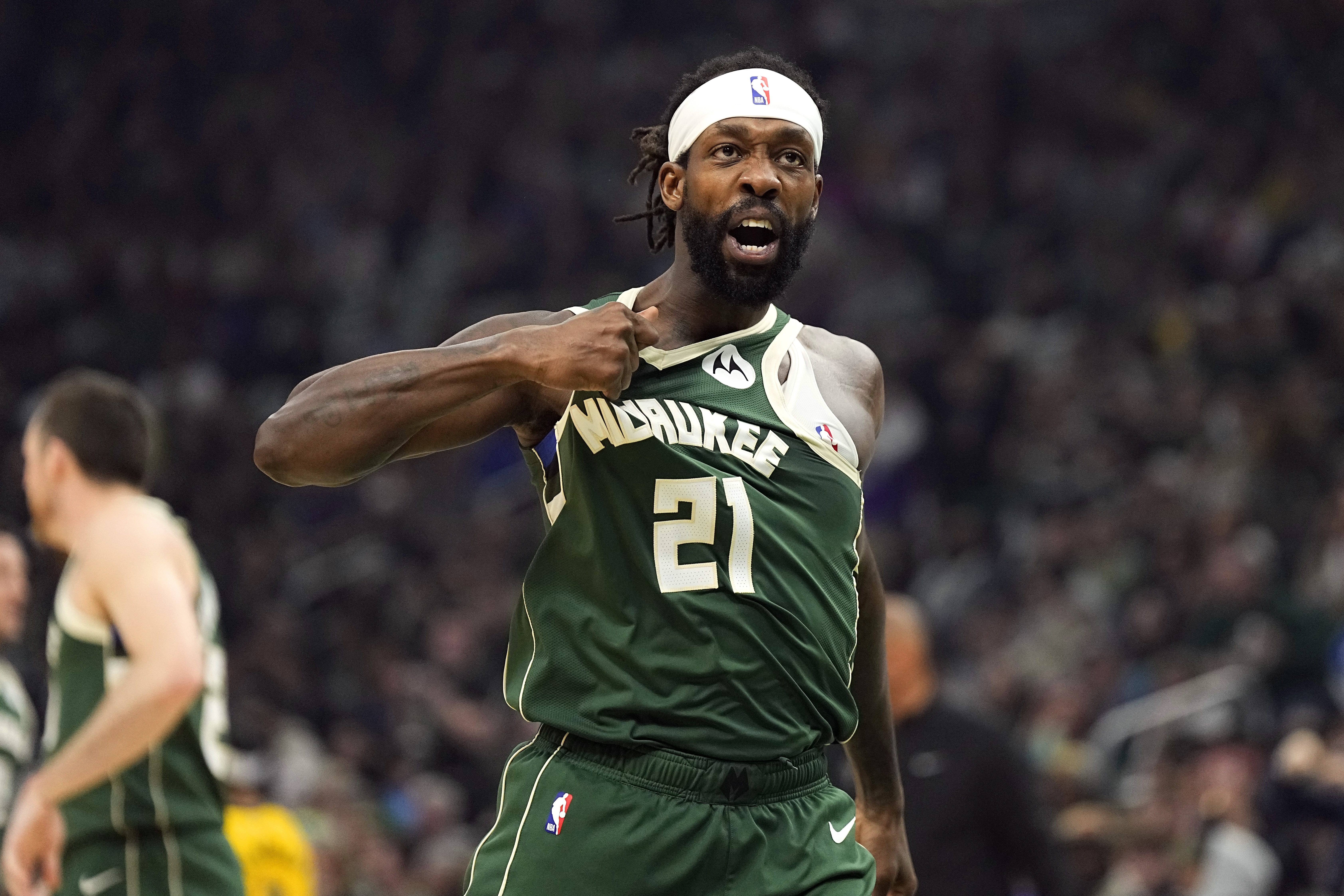  此前被NBA停薪禁賽4場(chǎng)！兩名步行者球迷起訴去年用球砸人的貝弗利