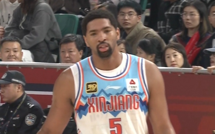  狀態(tài)出色！勞森首節打滿(mǎn)10分鐘5中4高效拿到11分2板1斷